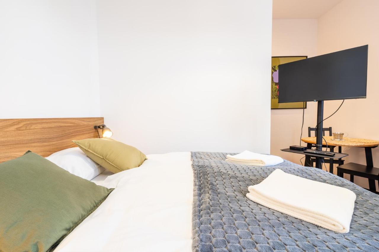 Elegant Very Berry Studios In Poznan Center By Noclegi Renters Exterior photo